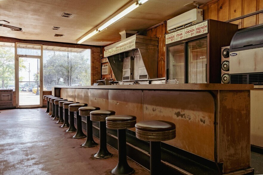More Photos Of 400 N Main St, Hattiesburg General Retail For Sale