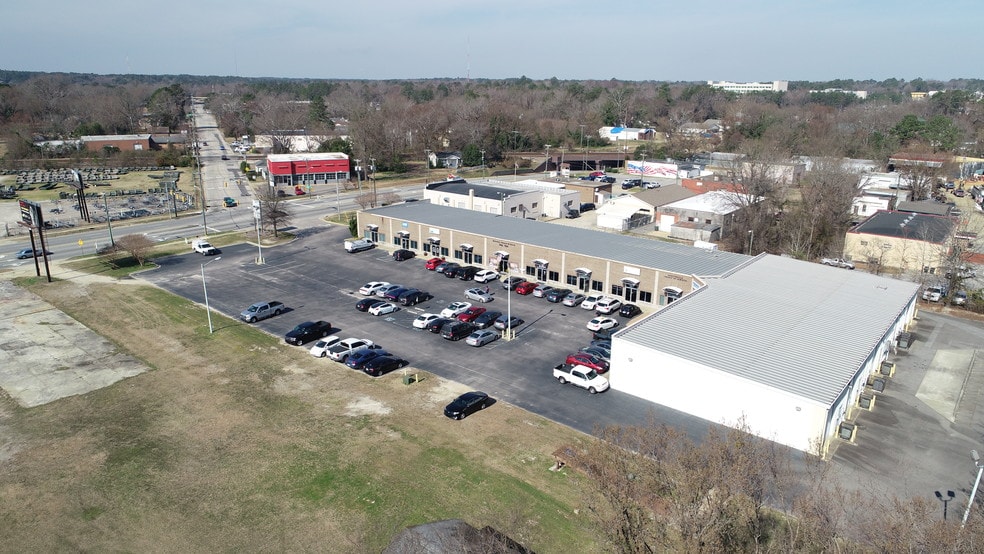 More Photos Of 726 Ramsey St, Fayetteville Flex For Lease