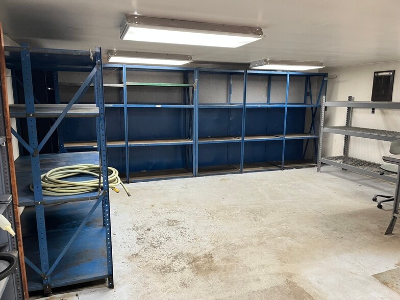 More Photos Of 401 Kent Ct, Midland Flex For Sale