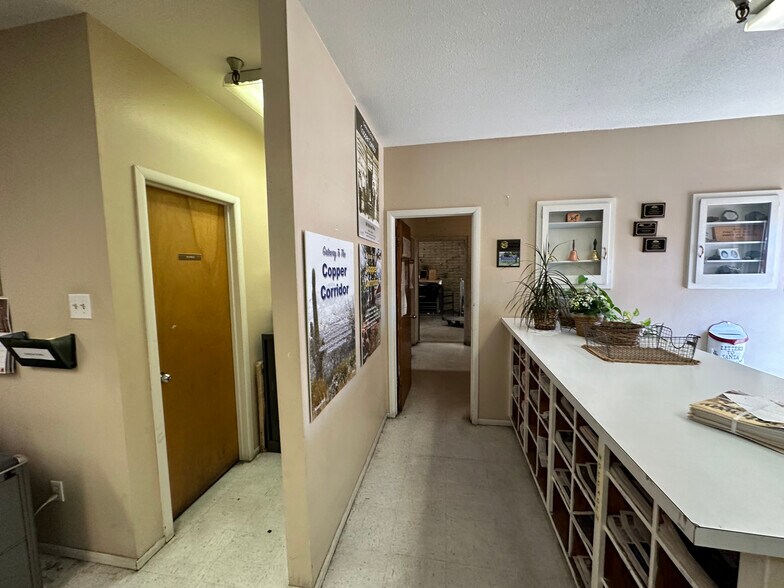 More Photos Of 298 N Pine St, Globe Light Distribution For Sale