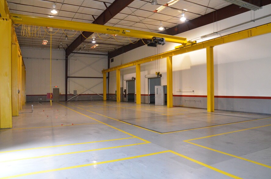 More Photos Of 18155 Chisholm Trl, Houston Warehouse For Lease