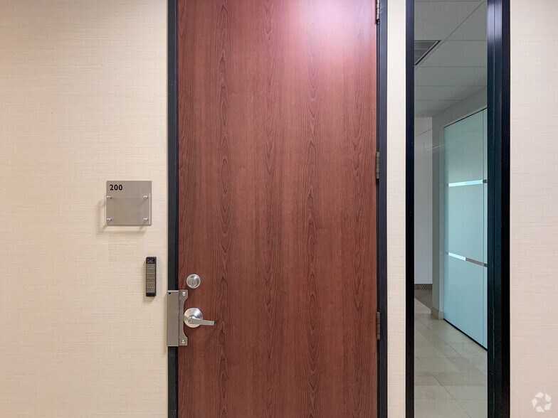 More Photos Of 11498 Luna Rd, Farmers Branch Office For Lease