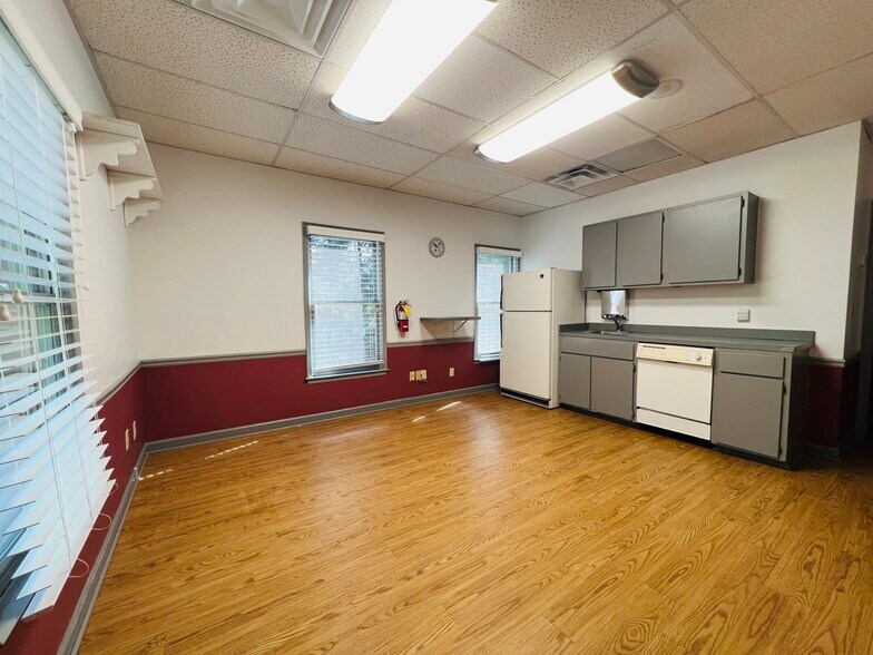 More Photos Of 575 Colonial Park Dr, Roswell Medical For Lease