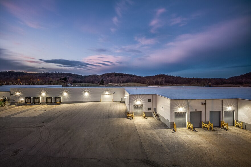 More Photos Of 555 E Water St, Borden Distribution For Lease