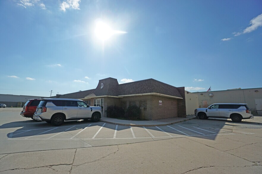 More Photos Of 7444 Farnam St, Omaha Office For Sale