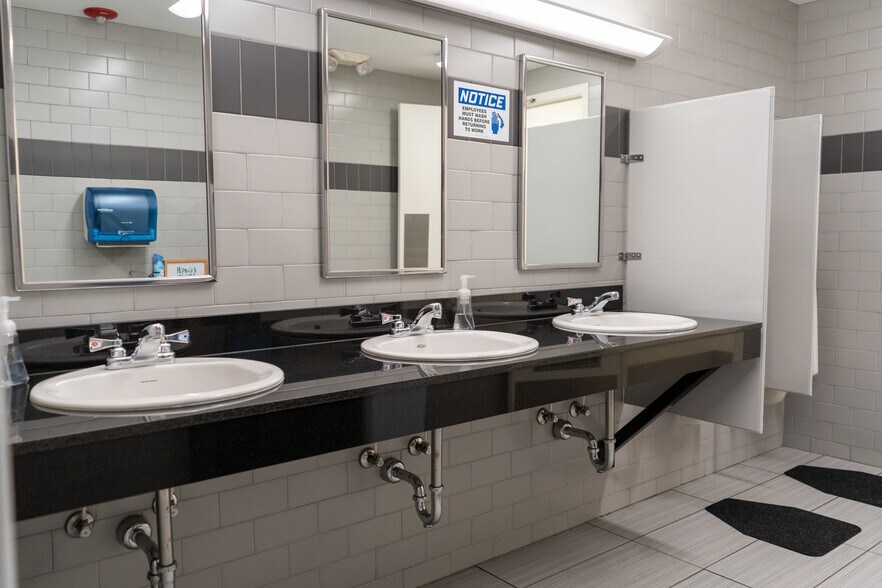 More Photos Of 3550 W Market St, Akron Office For Lease