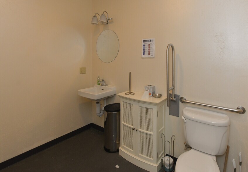 More Photos Of 8 Pecks Ln, Newtown Flex For Lease