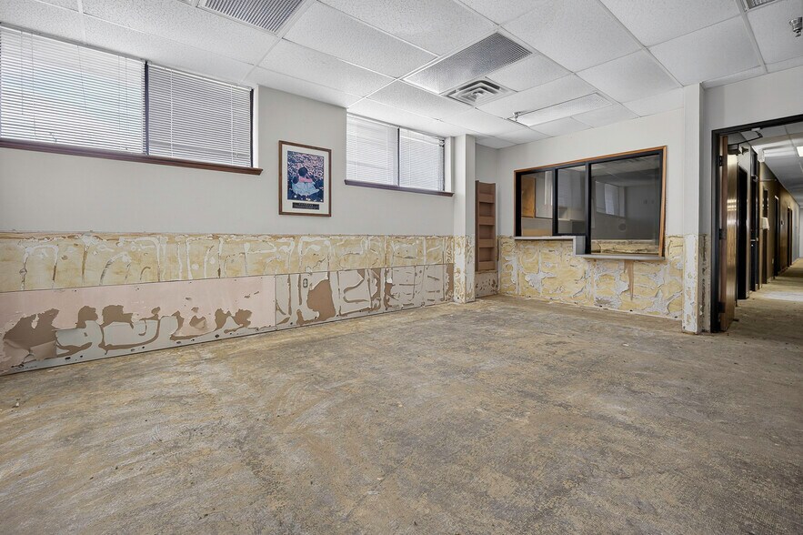 More Photos Of 1400 N Kennedy Ave, Shawnee Office For Sale