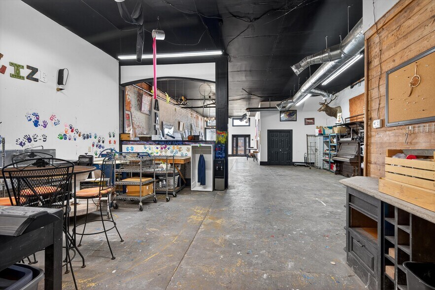 More Photos Of 205-207 E Houston St, Sherman Storefront Retail Residential For Sale