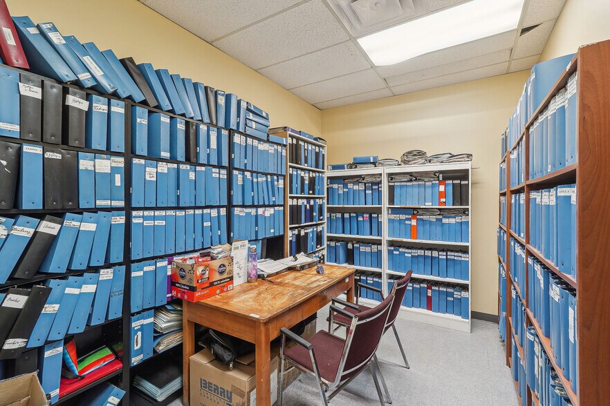 More Photos Of 1300 Rue De Louvain O, Montréal Light Manufacturing For Lease