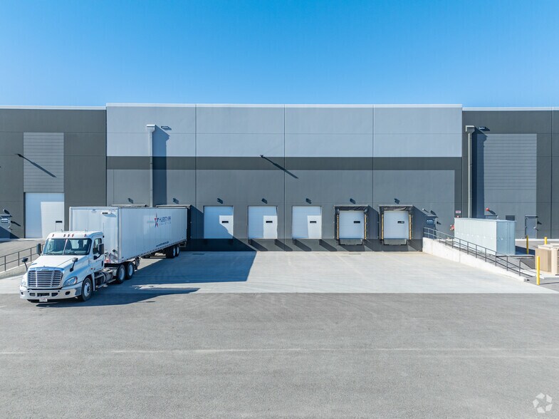 More Photos Of 13685 W Test Dr, Goodyear Distribution For Lease