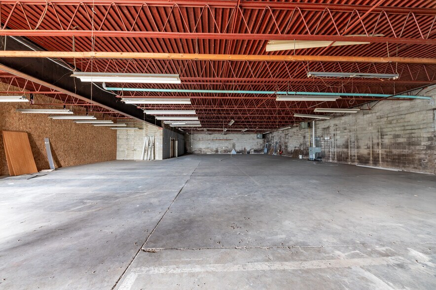 More Photos Of 422 E Main St, Kingwood Storefront For Lease