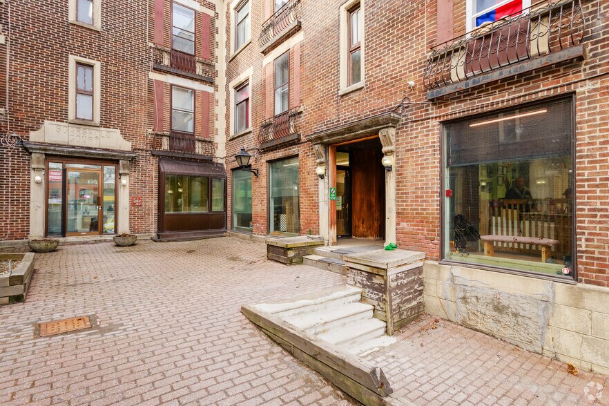 More Photos Of 5136 Boul Décarie, Montréal Apartments For Sale
