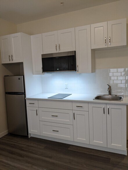 More Photos Of 2107 Tait St, Summerland Hotel For Sale