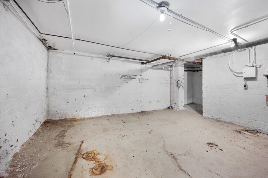 More Photos Of 16903 Fischer Rd, Cleveland Office For Sale