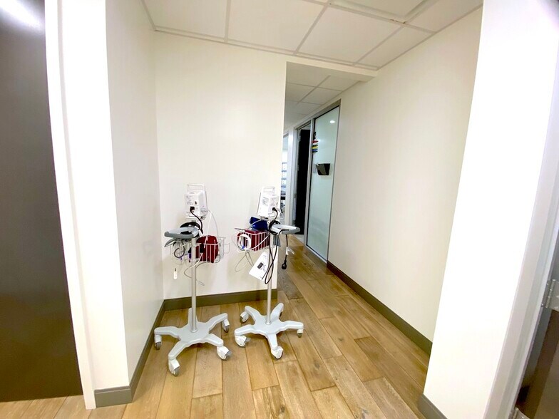 More Photos Of 1105-1129 Saxon Blvd, Orange City Office For Sale