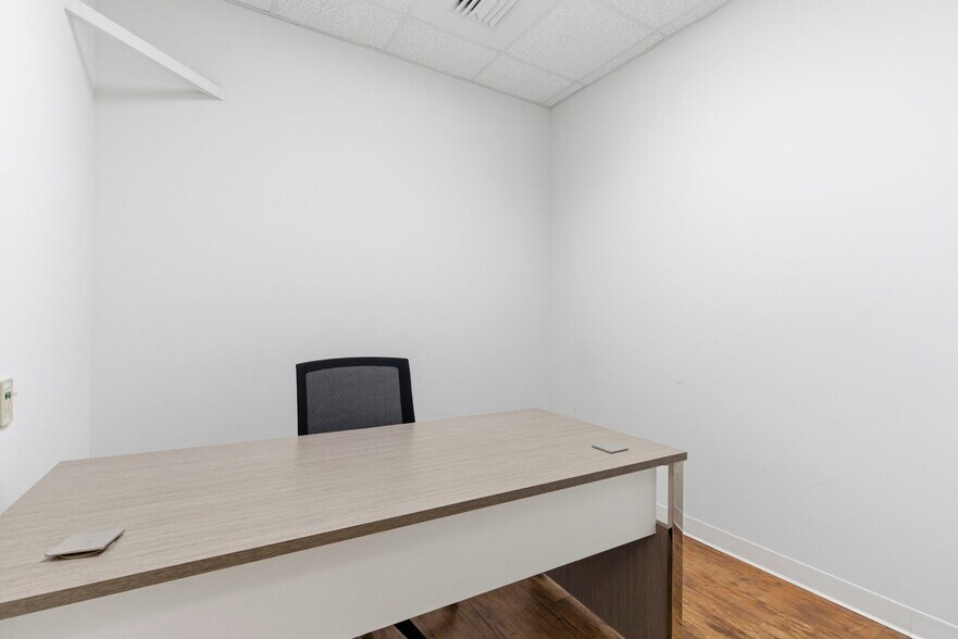 More Photos Of 5552 N Farmer Branch Rd, Ozark Office For Sale