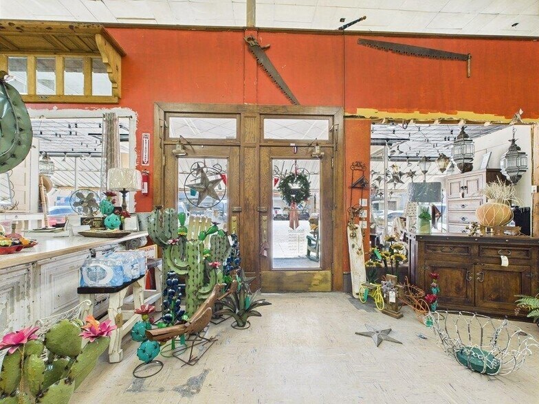 More Photos Of 236 S Oak St, Pecos Storefront For Sale