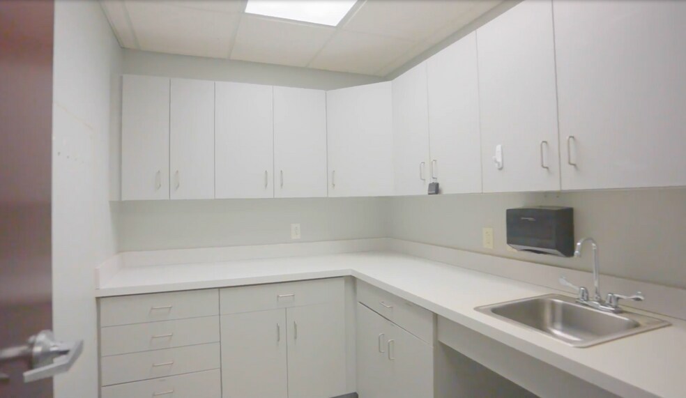 More Photos Of 608 35th Ave, Moline Medical For Sale