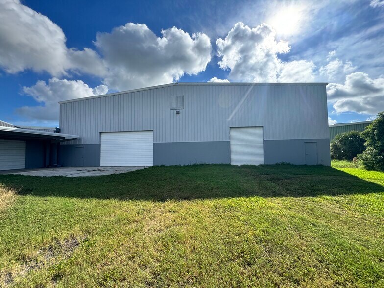 More Photos Of 12925 N 49th St, Clearwater Warehouse For Lease