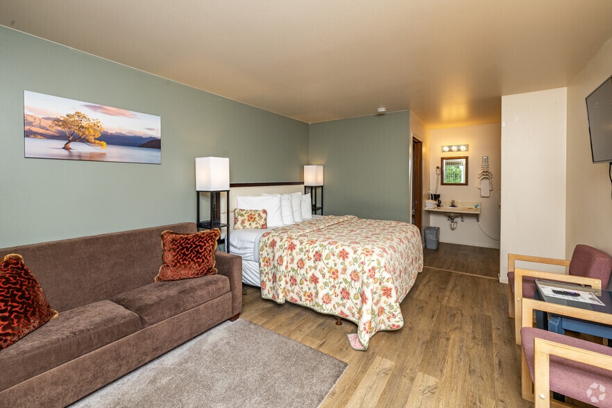 More Photos Of 910 River Rd, Wisconsin Dells Hotel For Sale