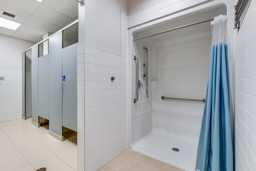 More Photos Of 18 Louisa St, Ottawa Swimming Pool For Lease