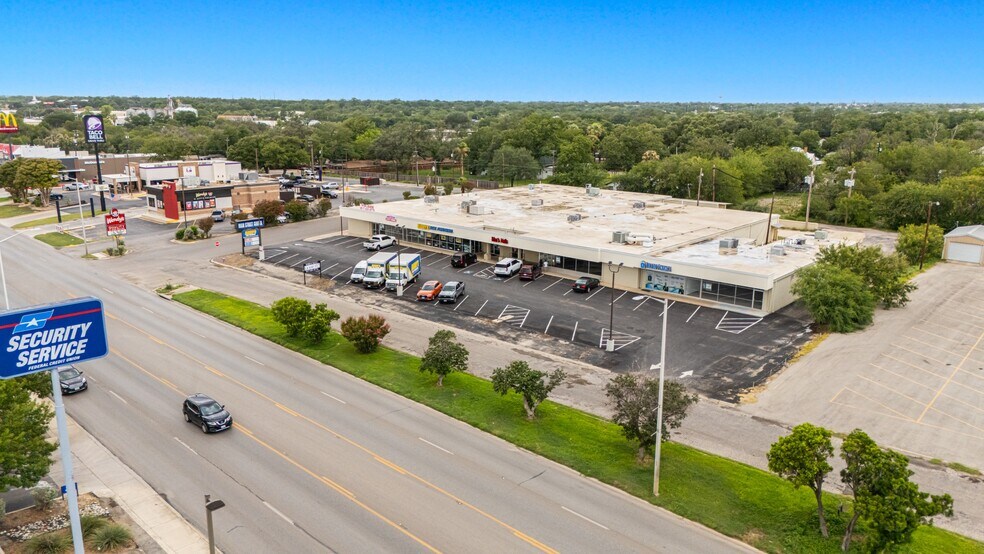 More Photos Of 600-612 E Main St, Uvalde Storefront For Lease