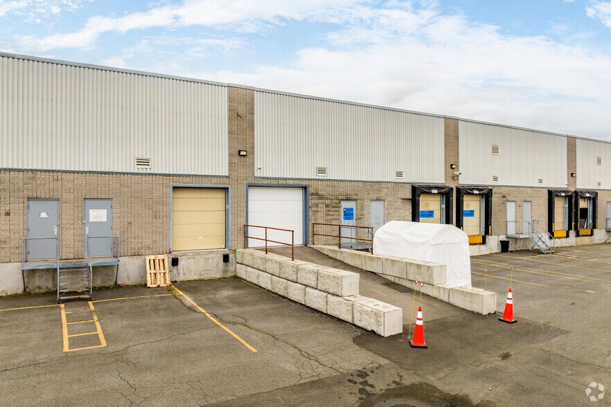 More Photos Of 3650 Boul Matte, Brossard Flex For Lease