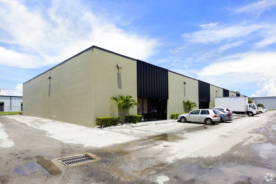 More Photos Of 201 E Douglas Rd, Oldsmar Warehouse For Lease
