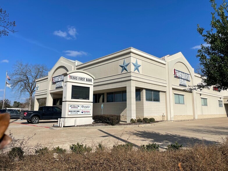 More Photos Of 2343 N Main St, Pearland Storefront Retail Office For Lease