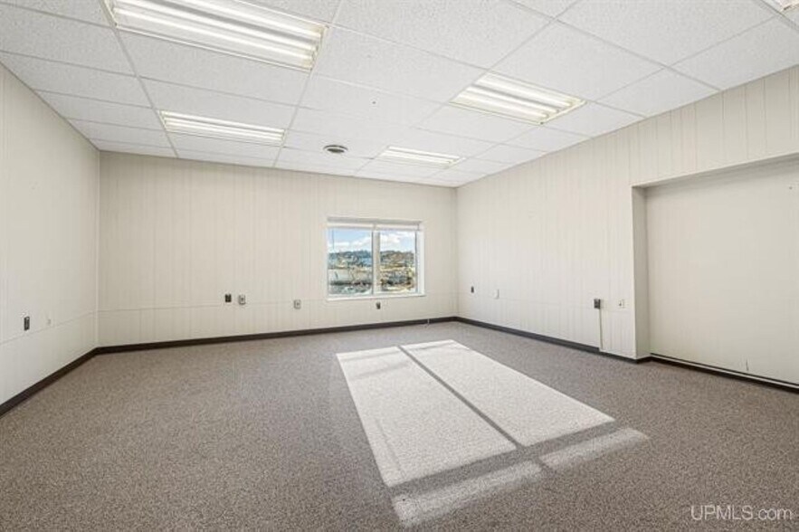 More Photos Of 1009 W Ridge St, Marquette Office For Sale