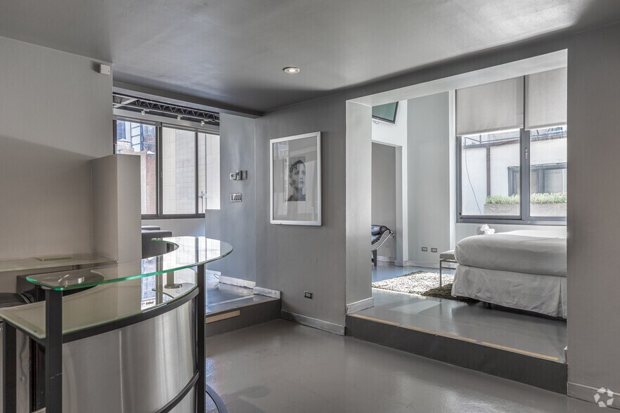 More Photos Of 33 W 55th St, New York Hotel For Lease