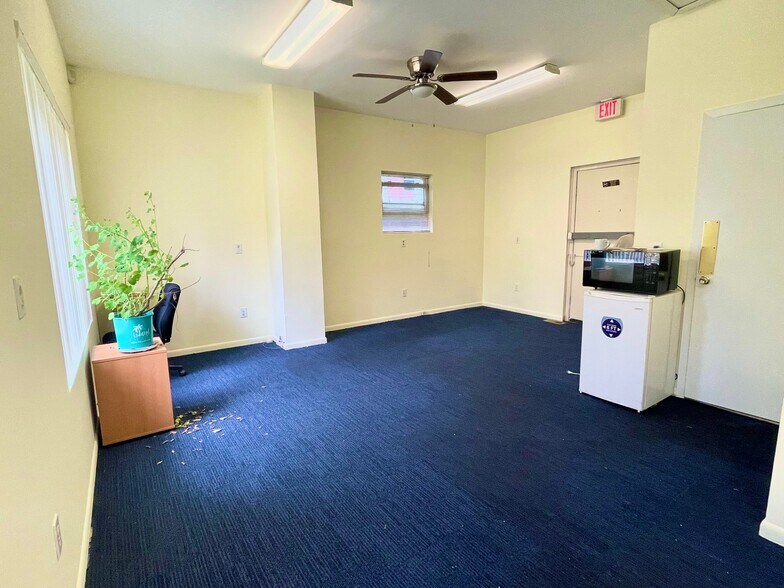 More Photos Of 13 New York Ave, Colonia Office For Sale