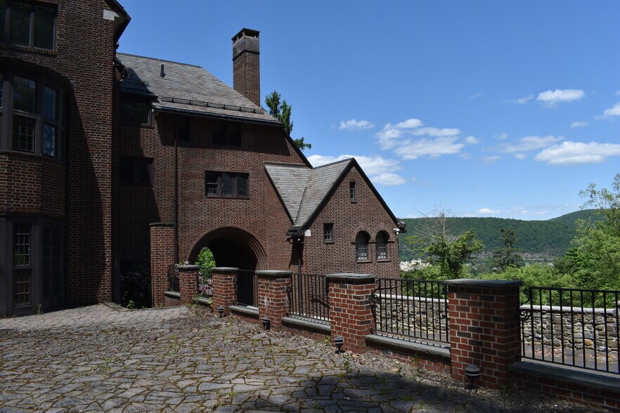 More Photos Of 9 Park Pl, Corning Specialty For Sale