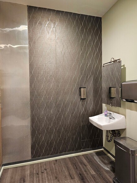 More Photos Of 6878-6880 Beck Ave, North Hollywood Warehouse For Lease