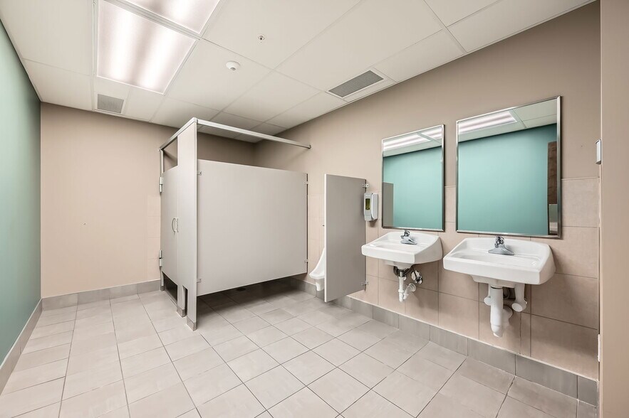 More Photos Of 16830 Northgate Dr, Parker Medical For Sale