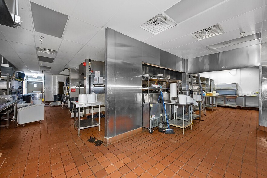 More Photos Of 11340 Princeton Pike, Cincinnati Restaurant For Lease