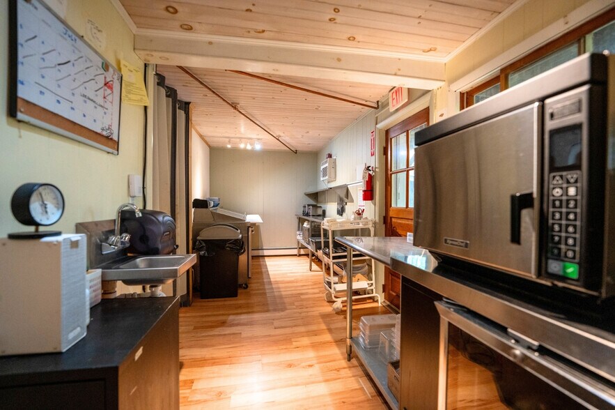 More Photos Of 53470 NY-30 Hwy, Roxbury Flex For Sale