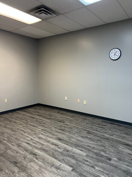 More Photos Of 603-643 N Meridian Rd, Youngstown Showroom For Lease