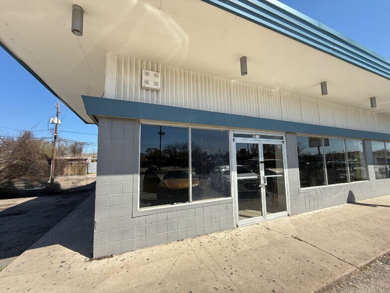 More Photos Of 8560 Long Point Rd, Houston Storefront For Lease