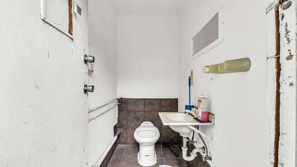 More Photos Of 909 53rd Ave, Oakland Warehouse For Sale