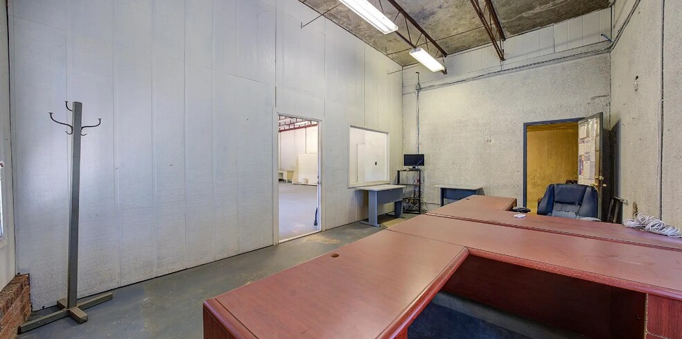 More Photos Of 1605 E Avenue A, Hooks Warehouse For Sale