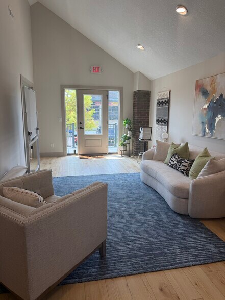 More Photos Of 2009 Buchanan St, North Kansas City Office Residential For Lease