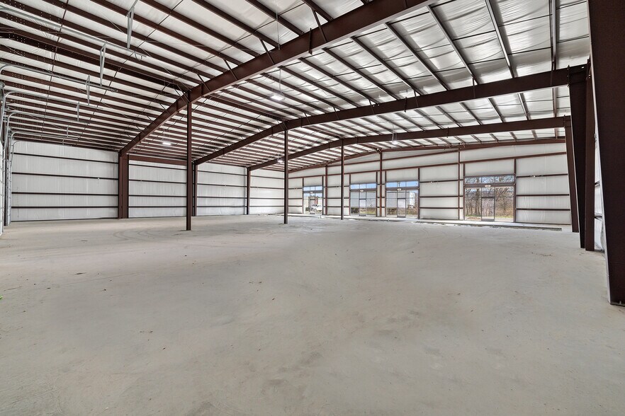 More Photos Of 202 W 1st St, Taylor Flex For Lease