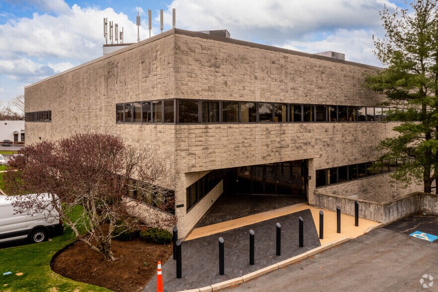 More Photos Of 15 Commonwealth Ave, Woburn Office For Lease