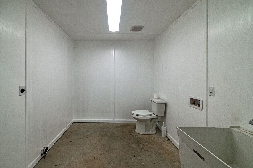 More Photos Of 881 Barnetts Bridge Rd, Jackson Light Distribution For Sale