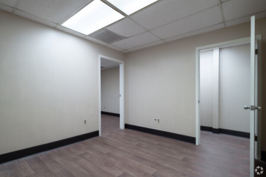 More Photos Of 6323 Sovereign Dr, San Antonio Office For Sale