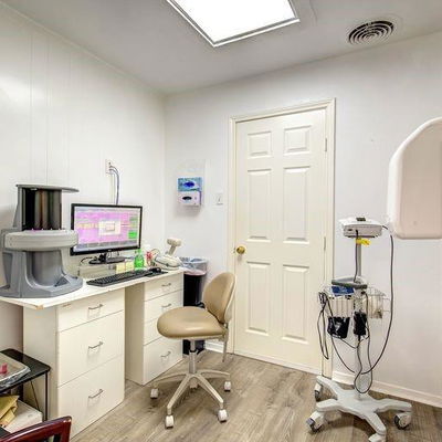 More Photos Of 737 Irby Ln, Irving Medical For Sale