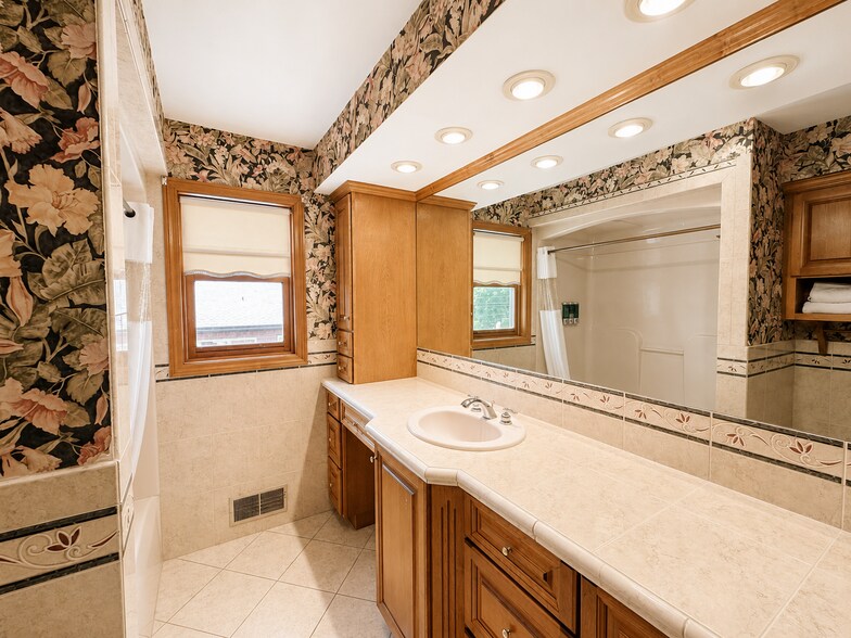 More Photos Of 1545 Us-9, Lake George Hotel For Sale