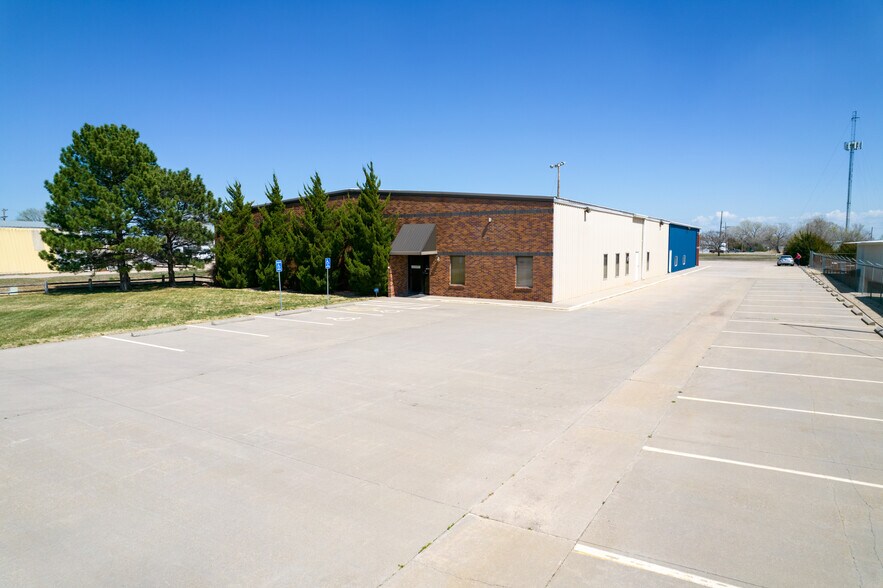 More Photos Of 1302 N Grand St, Hutchinson Flex For Lease